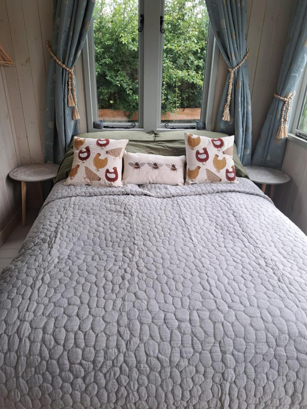 Birds And The Bees Summer House Endon Extérieur photo