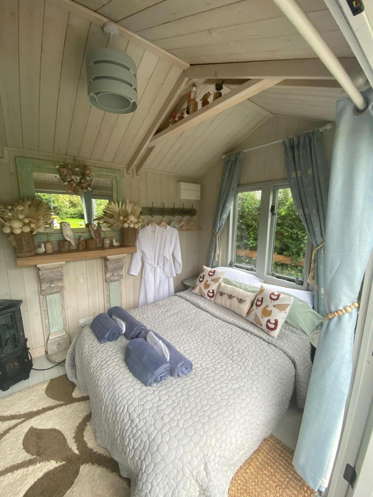 Birds And The Bees Summer House Endon Extérieur photo